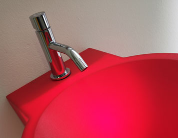 Low faucet with integrated mixer